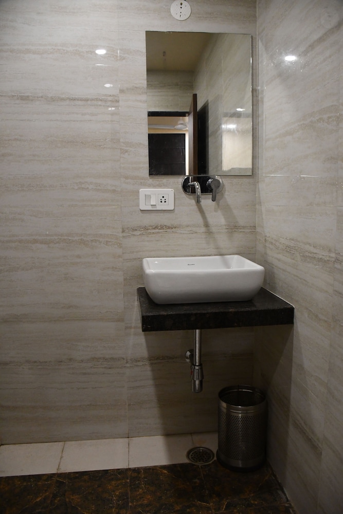 Deluxe Room - Photo 5