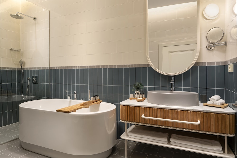 Galata Suite With Bathtub thumbnail 6
