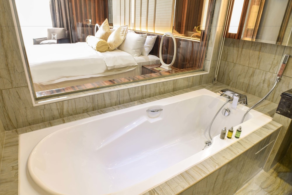 Deluxe Room, 1 King Bed photo 2