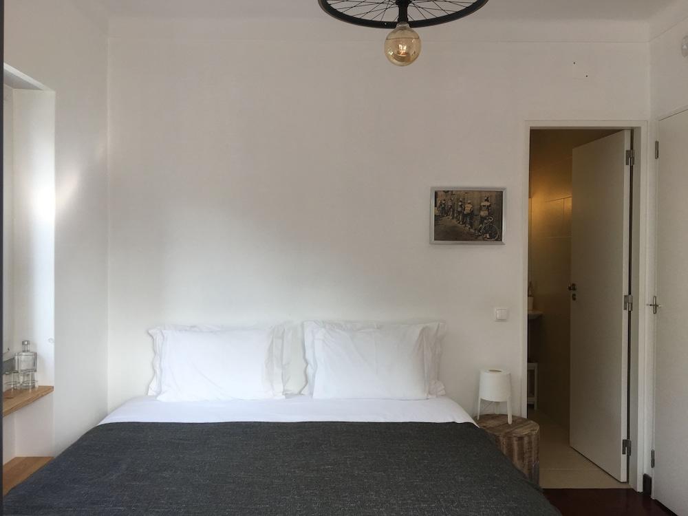 Basic Double or Twin Room, 1 Bedroom, Balcony, Corner photo 3