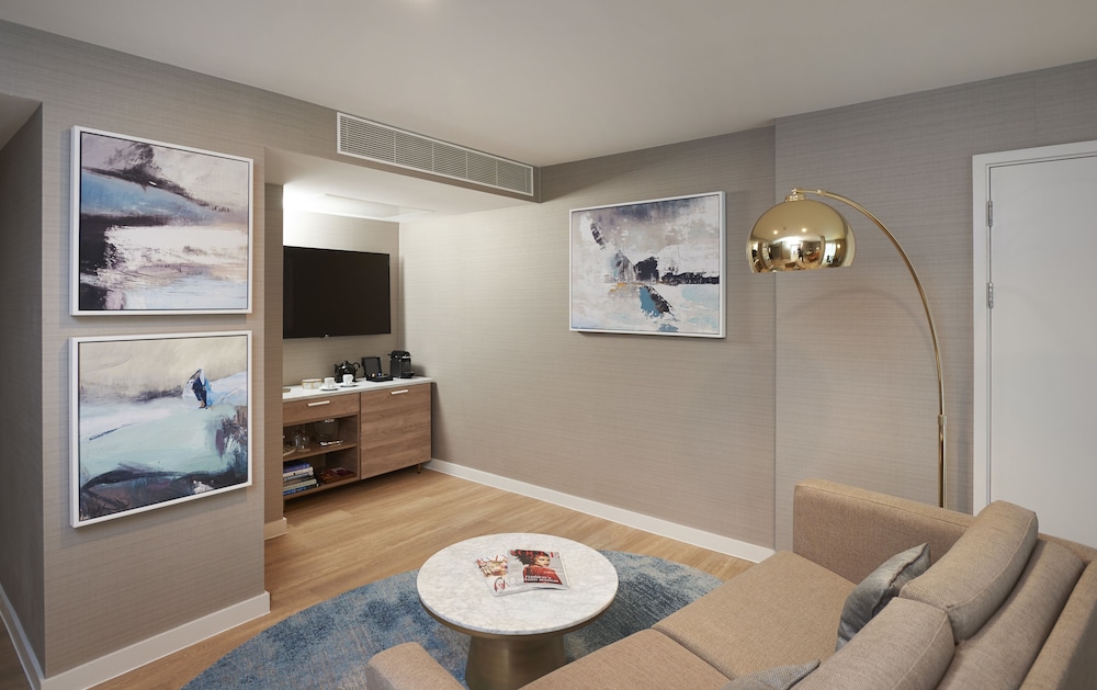 Suite, 1 Queen Bed, City View thumbnail 6