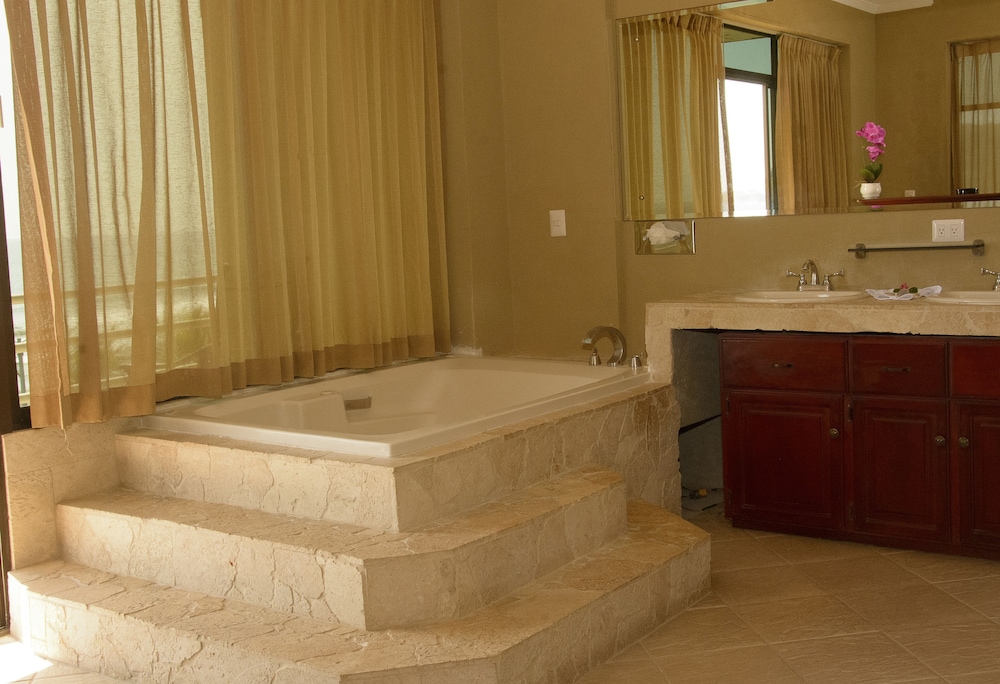 Deluxe Suite - Photo 12