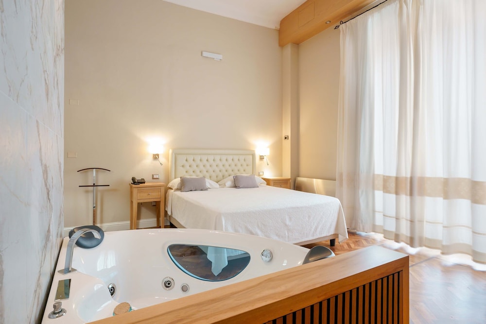Deluxe Room with Private Spa - Photo 2