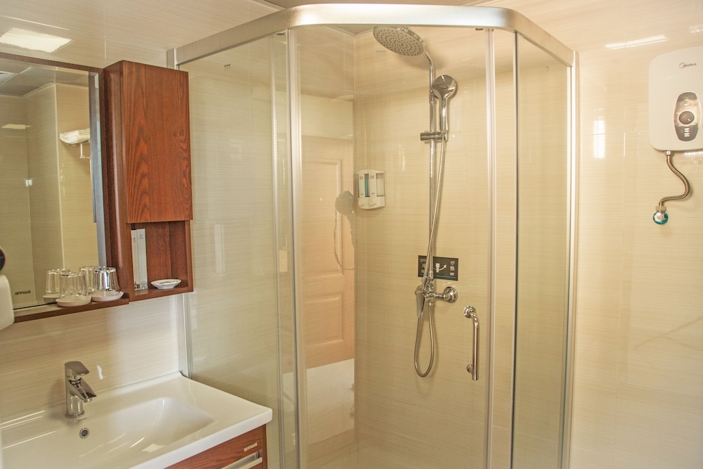 Deluxe Room (with One-way Airport Pick up) - Photo 6