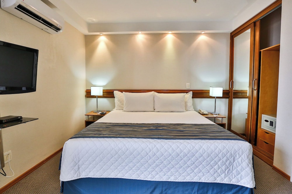 Standard Suite, 1 King Bed - Photo 4