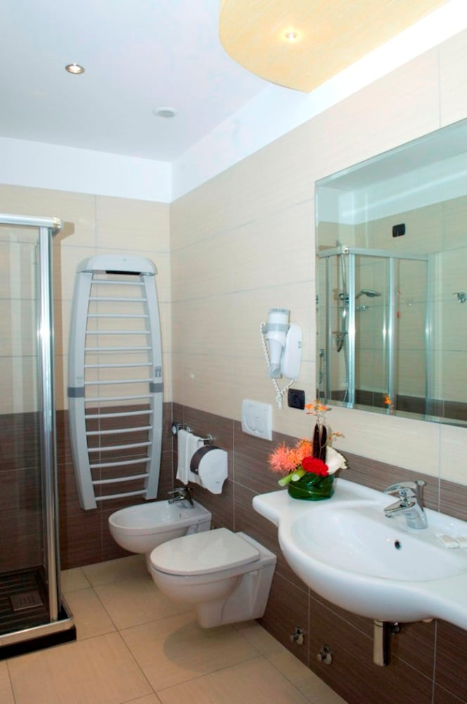 Double or Twin Room - Photo 3