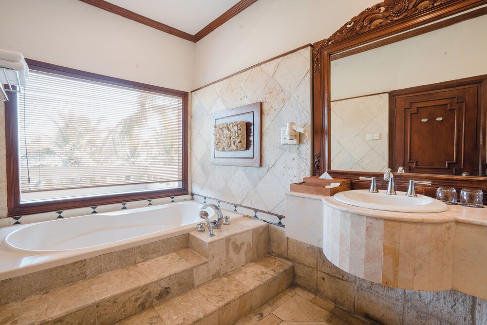 Premier Suite, Garden View photo 2