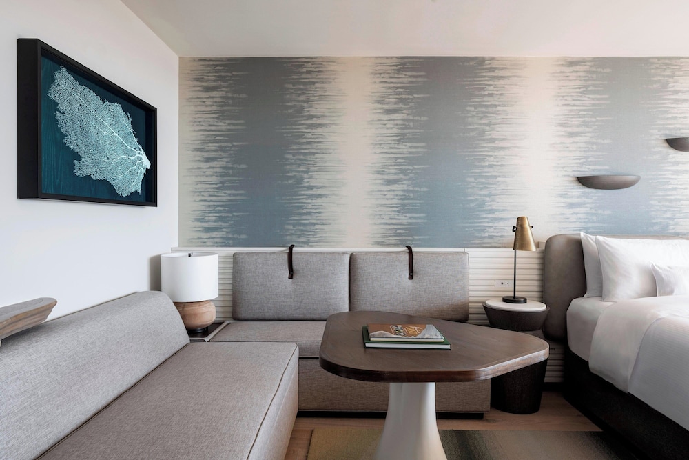 Club Room, 1 King Bed With Sofa Bed, Roll-in Shower (mobility Accessible, Hokupa'a Tower)