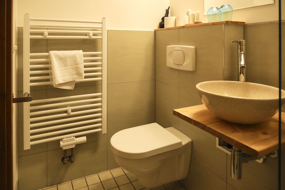 Economy Double Room, Ensuite photo 3