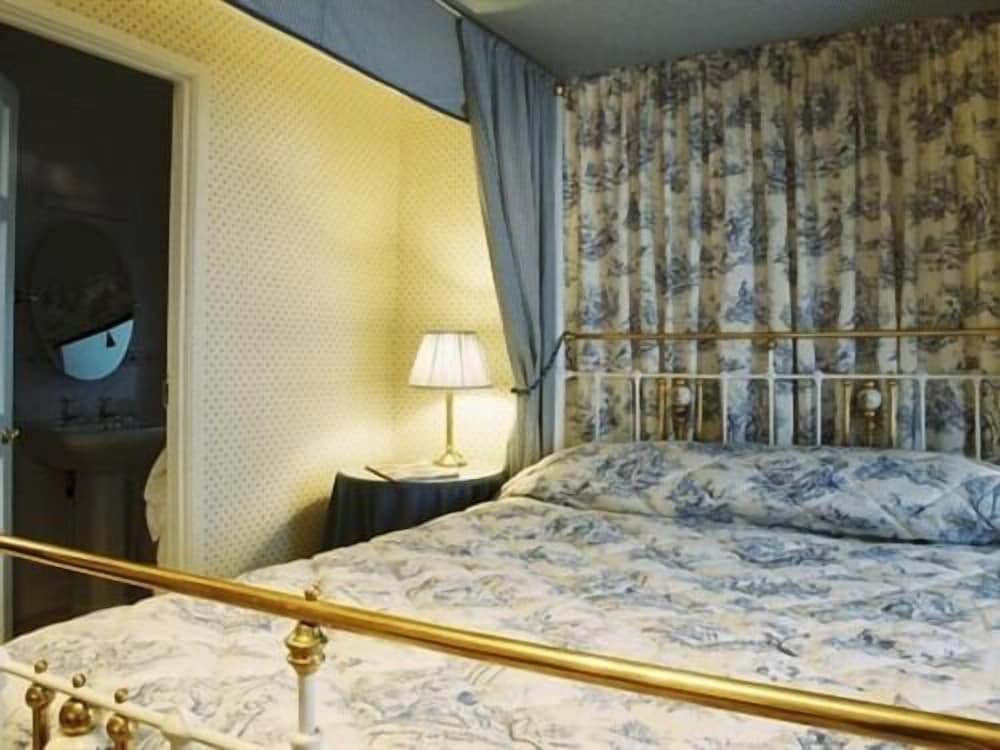 Room, 1 Queen Bed, Ensuite (Bath - 1, 6 & 9) photo 3