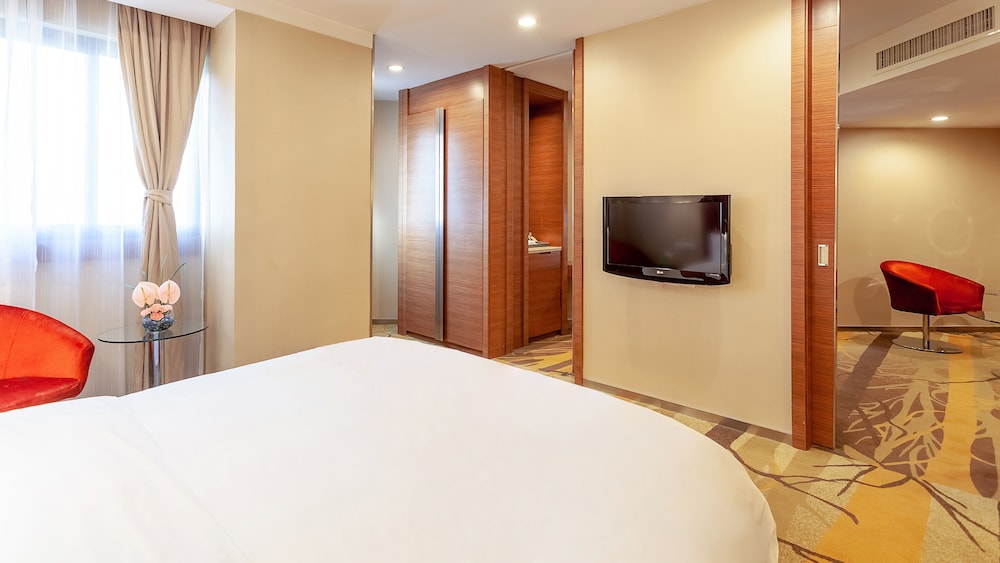 Suite, 1 King Bed, Non Smoking - Photo 7