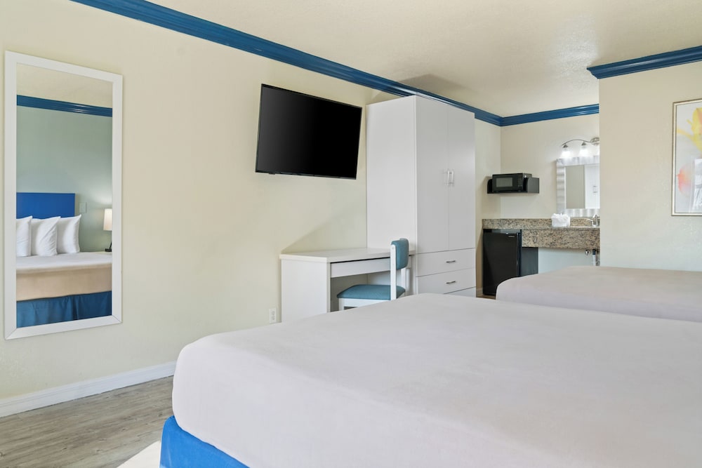 Double Room, 2 Queen Beds, Non Smoking, Pool View