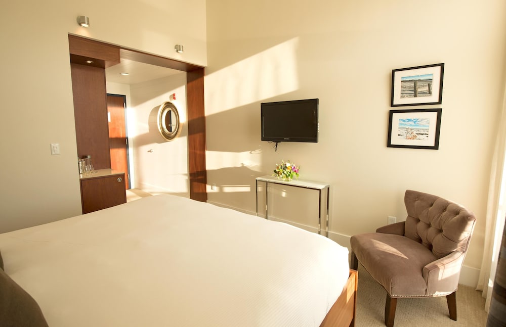 Room, 1 King Bed, Balcony (Harbor view) photo 2