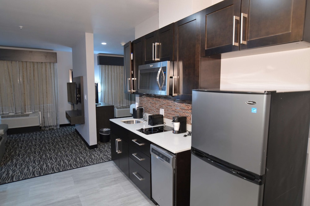 Suite, 1 King Bed With Sofa Bed, Accessible, Kitchenette (With Sofabed) photo 3