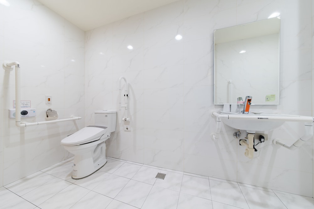 Standard Twin Room, Accessible photo 3