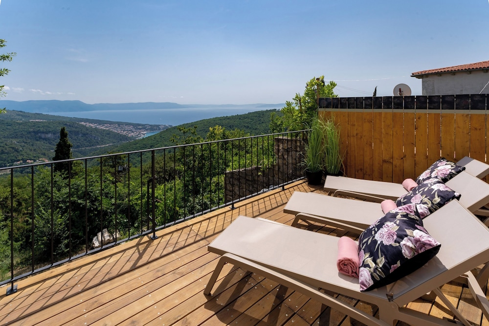 Family House, Multiple Bedrooms, Mountainside (Seaview Casa Giuseppe)