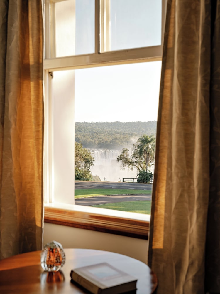 Deluxe Falls View Room - Photo 5
