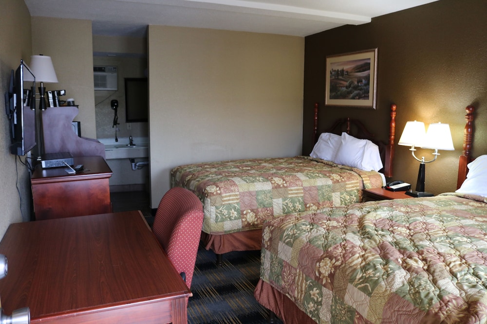 Standard Room, 2 Queen Beds, Non Smoking, Refrigerator & Microwave photo 1