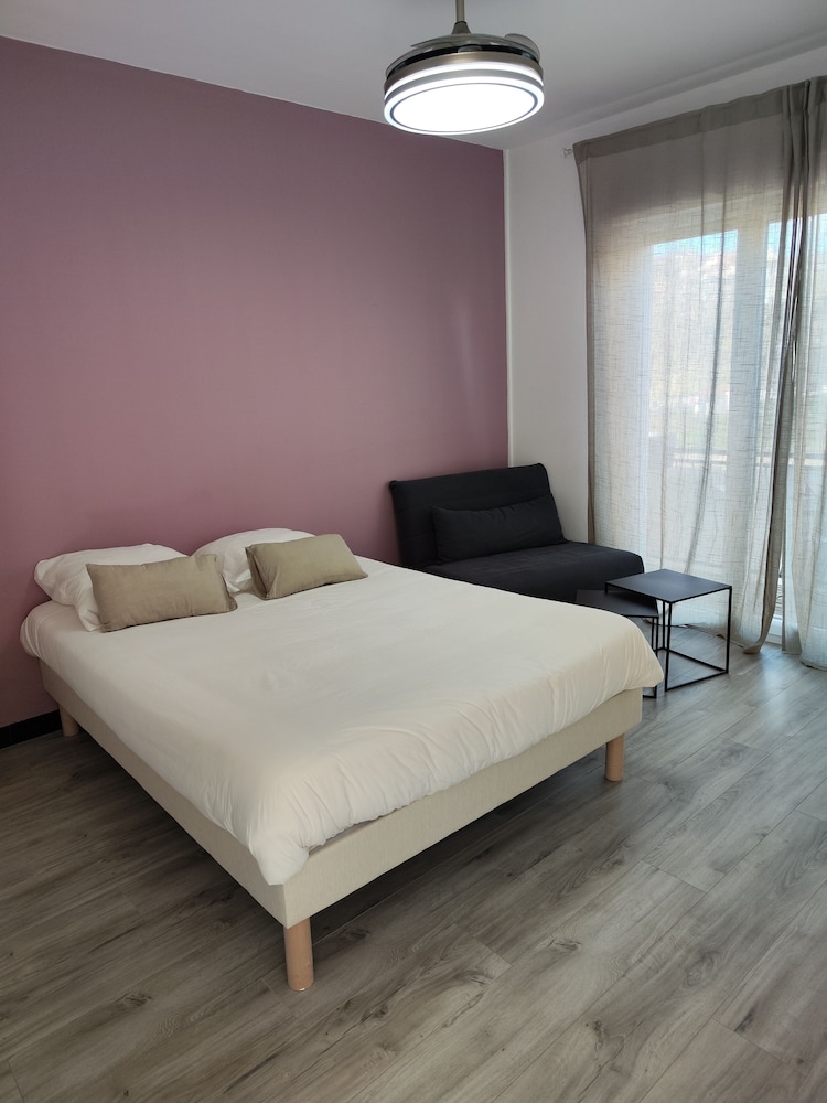 Double Room - Photo 12