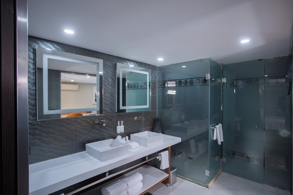 Premium Room, 1 King Bed - Photo 8