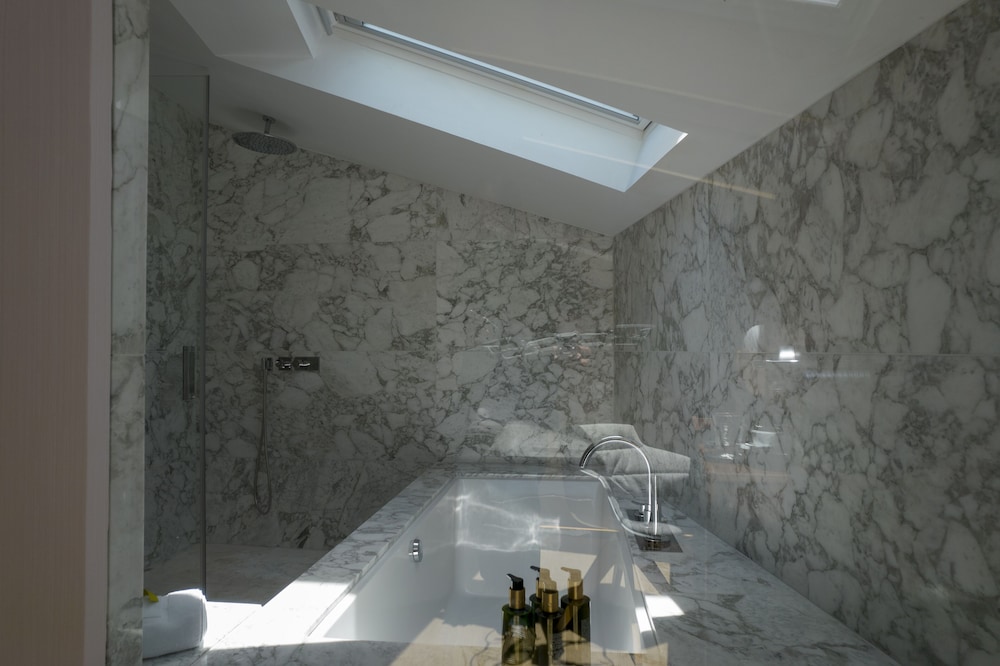 Suite - Photo 8