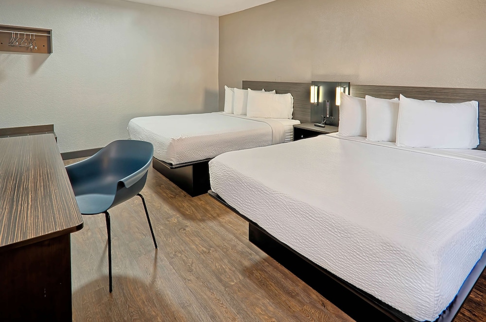 Deluxe Room, 2 Queen Beds, Non Smoking, Refrigerator & Microwave photo 2