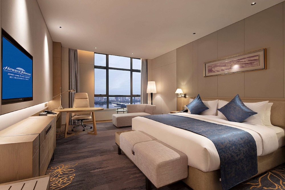 Deluxe Room, 1 King Bed, Non Smoking, Lake View