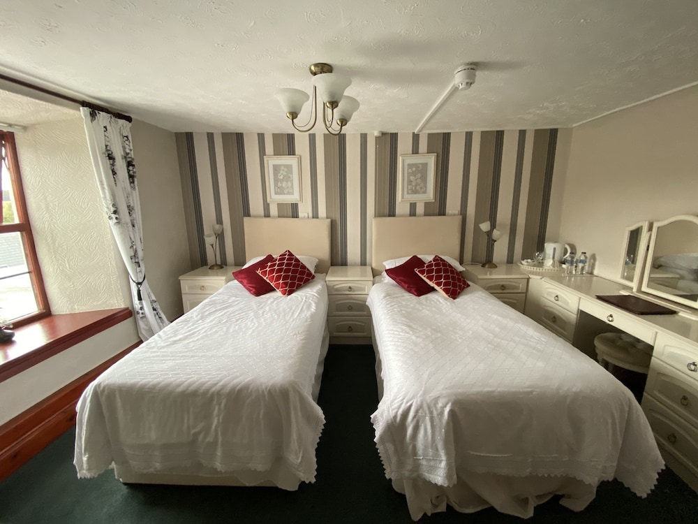 Room 2 Twin Room, River View (Dog friendly x 1 dog) photo 3
