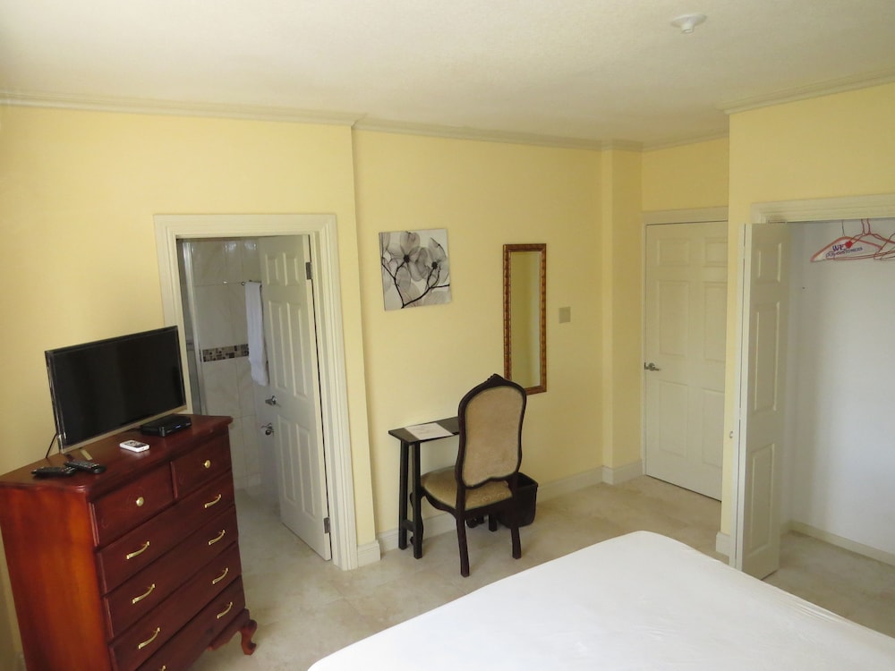 Chambre Tradition, 1 grand lit, accès piscine, vue montagne