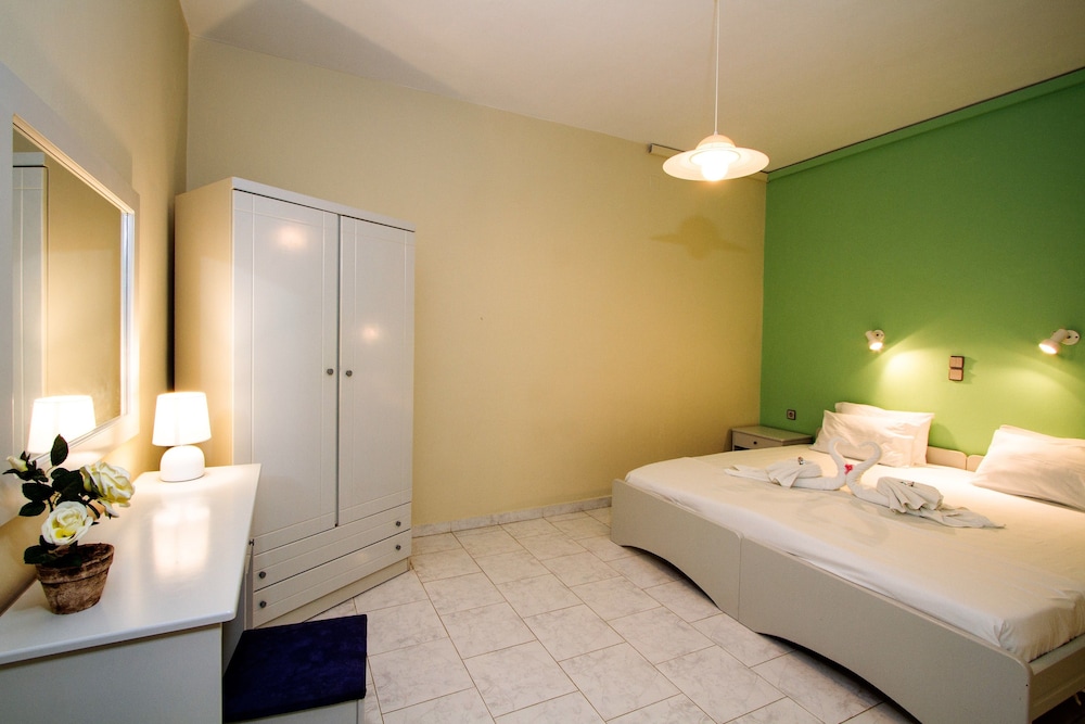 Apartment, 2 Bedrooms, Patio, Ground Floor photo 3