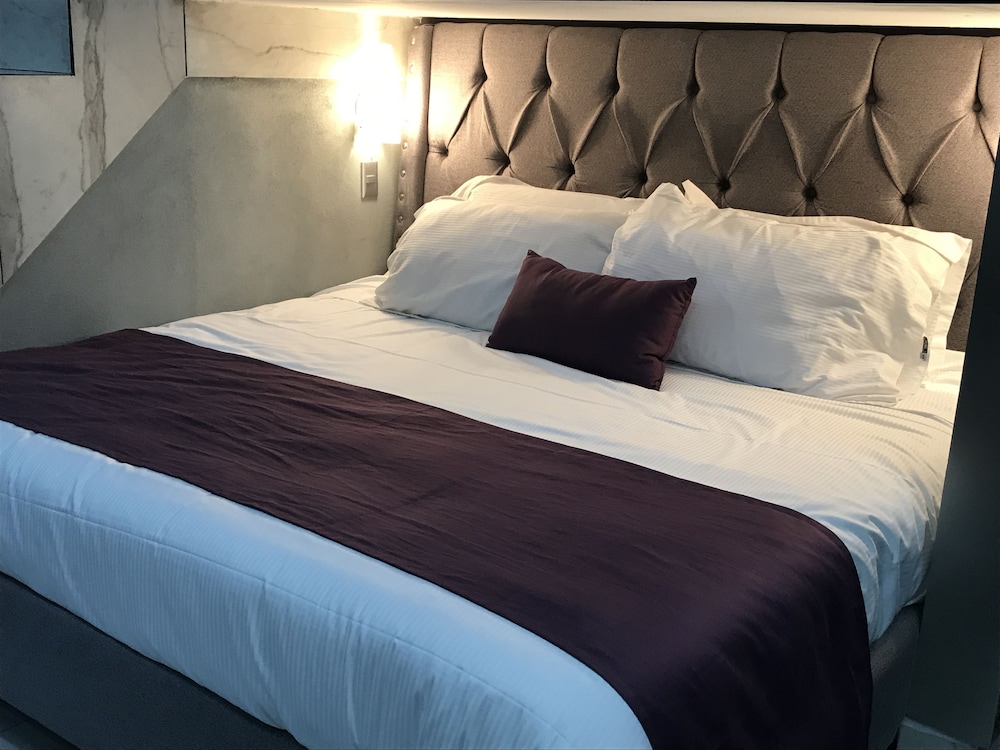 Deluxe Room, 1 King Bed photo 2