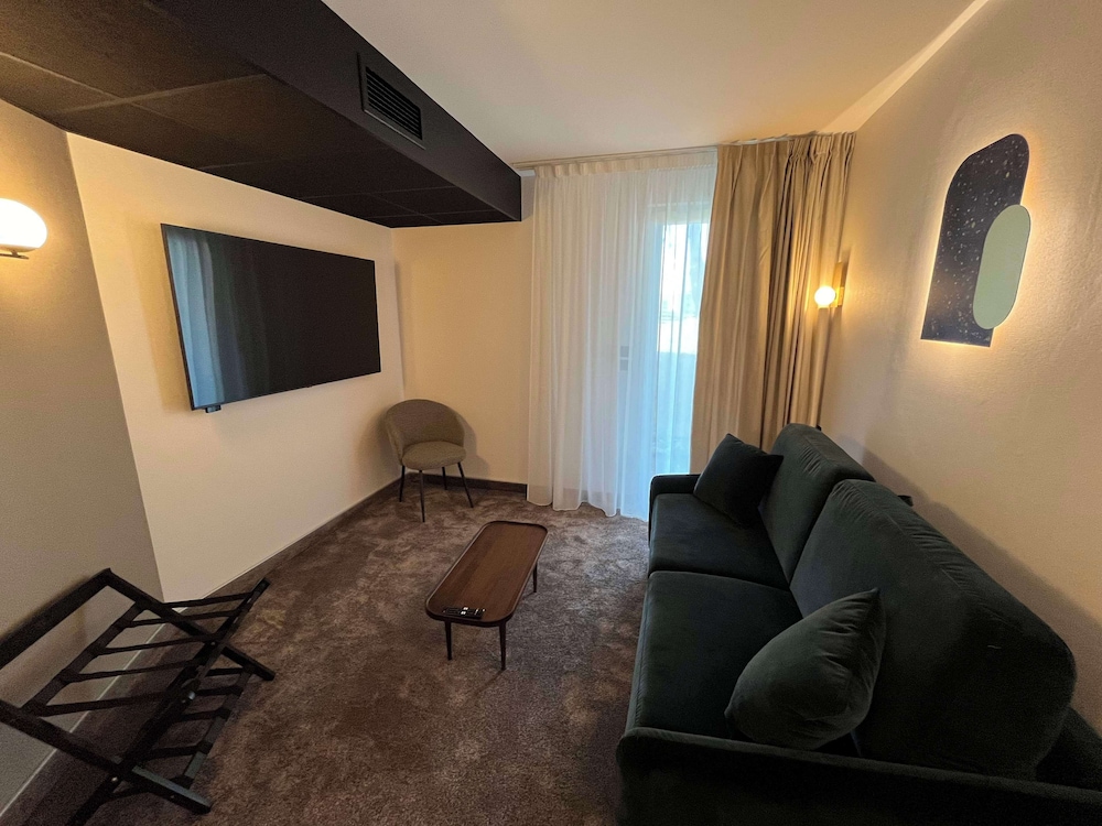 Suite, 1 King Bed, Non Smoking - Photo 2