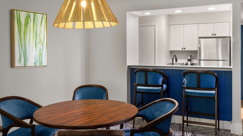 Suite, 1 Bedroom - Photo 2