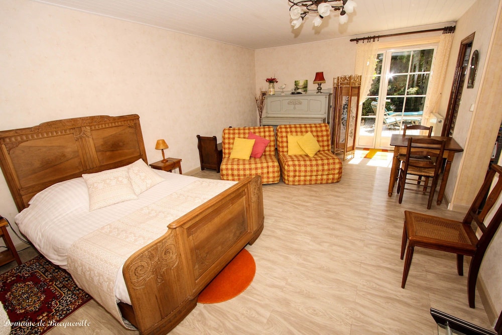 Double Room (Orange)