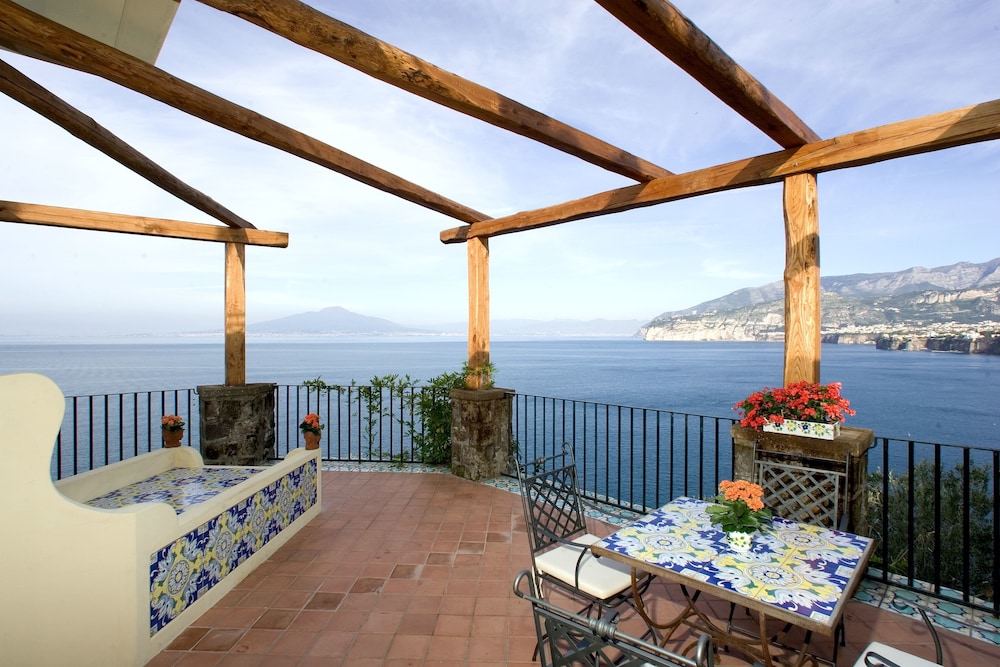 Deluxe Suite, Sea View - Photo 4