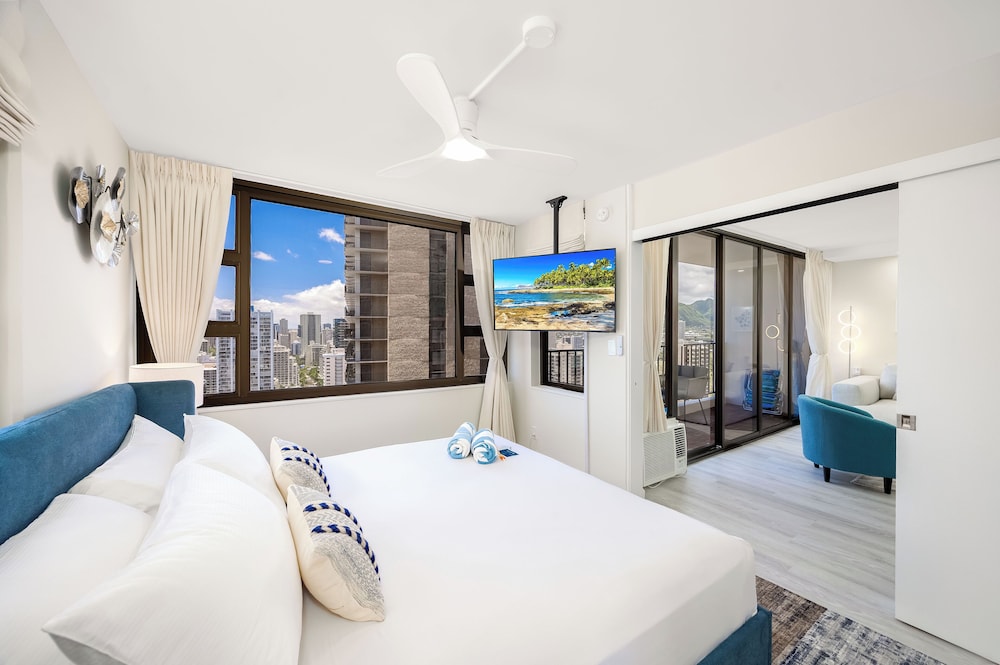 Premium Remodeled Condo with Ocean View and Parking: Premium Suite, 1 King Bed, Air conditioning, Ocean View (0194) photo
