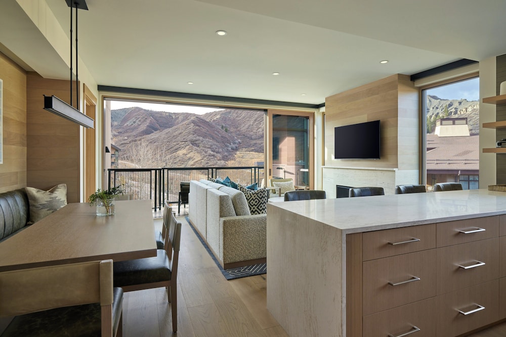 Cirque Two Bedroom Den Residence - Photo 4