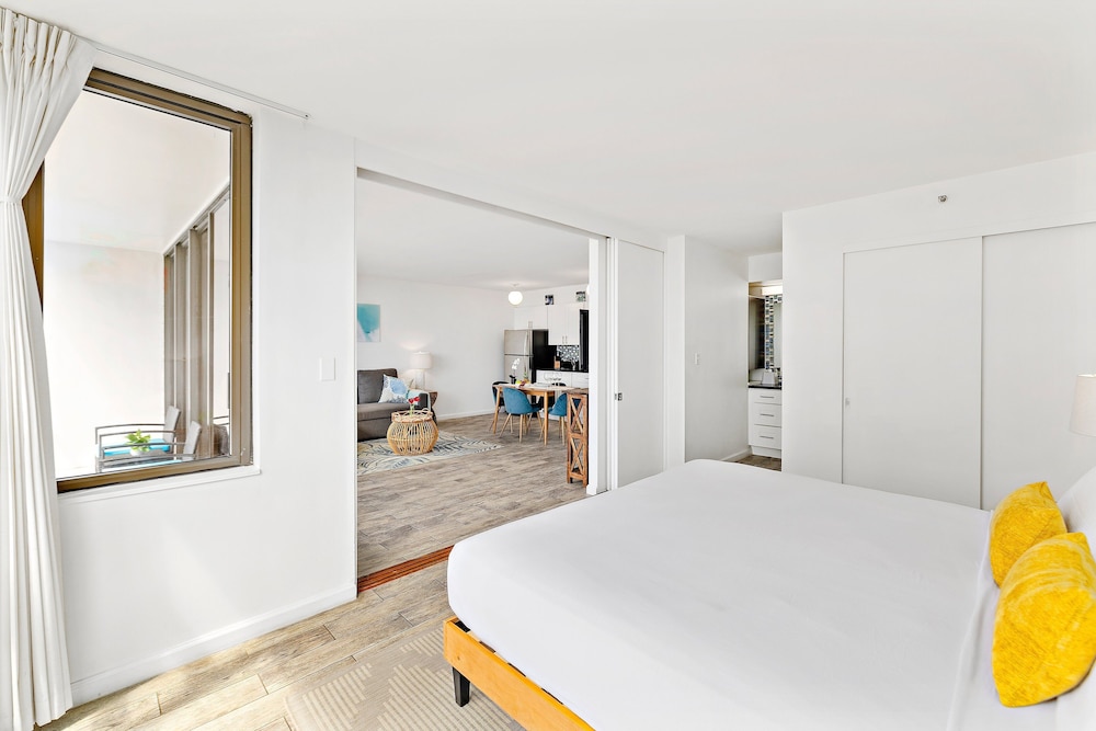 High Floor Ocean View Condo (King Bed and Parking): Suite, 1 Bedroom, Balcony, Ocean View (0025) photo