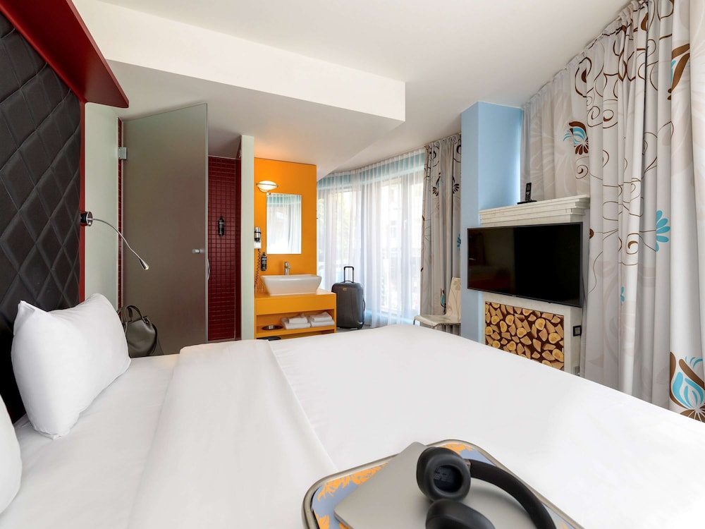 Room, 1 Queen Bed - Photo 5
