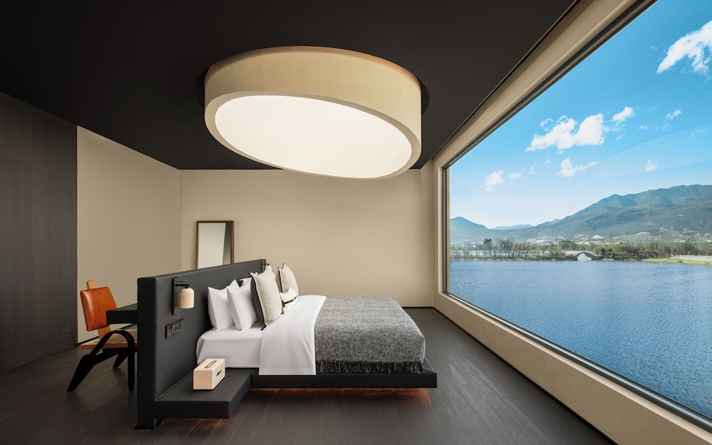 Suite, 1 King Bed, Non Smoking, Lake View photo 1