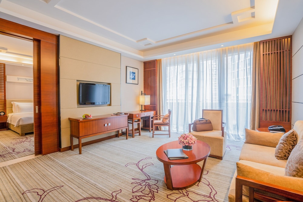 Deluxe Suite, 1 King Bed, Balcony photo 1