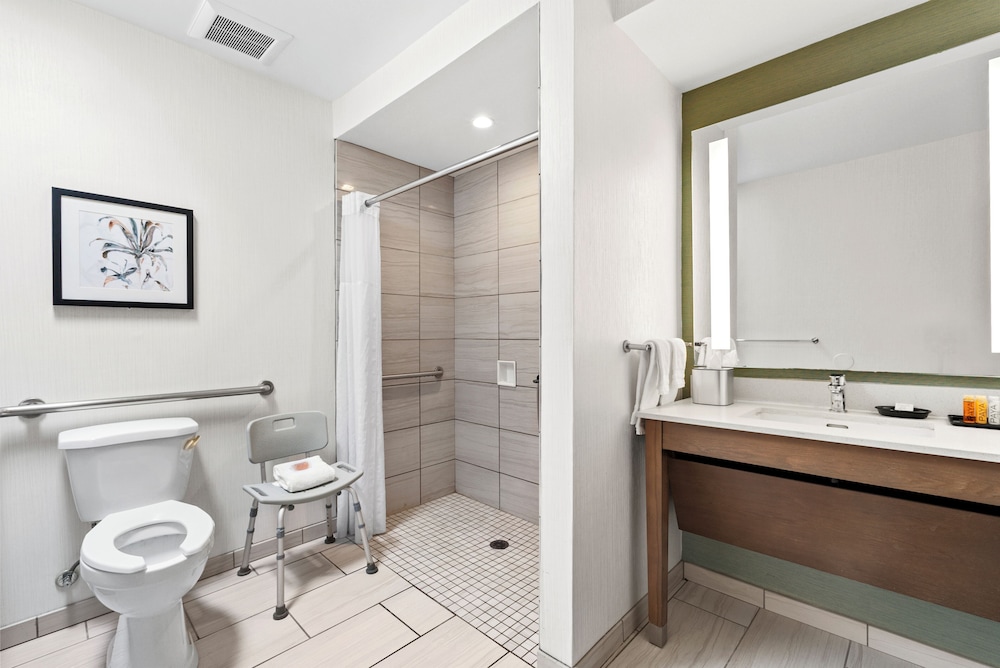 Junior Suite Accessible Mini Suite Roll In photo 2