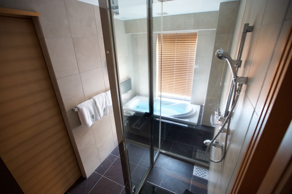 Premium Twin Room, Non Smoking, Jetted Tub (High Floor) thumbnail 6