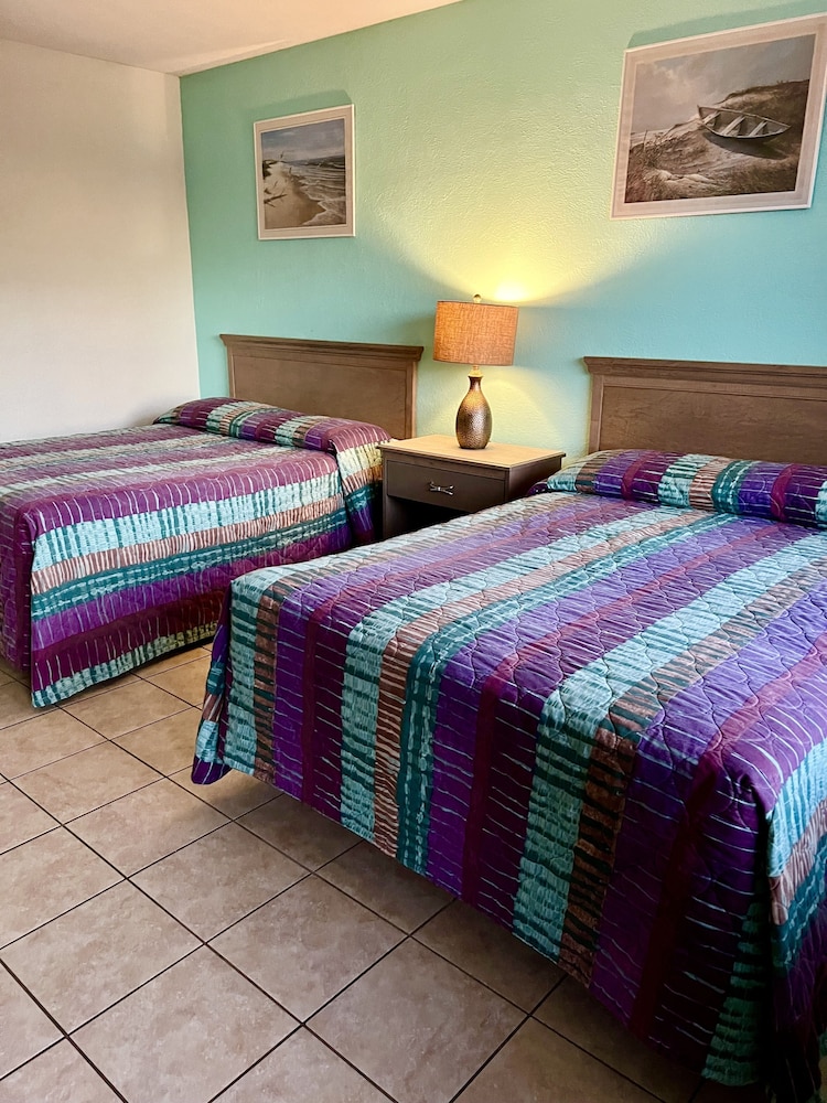 Standard Double Room, Multiple Beds, Non Smoking, Private Bathroom (3 Double Beds & 2 Color TVs) photo 3