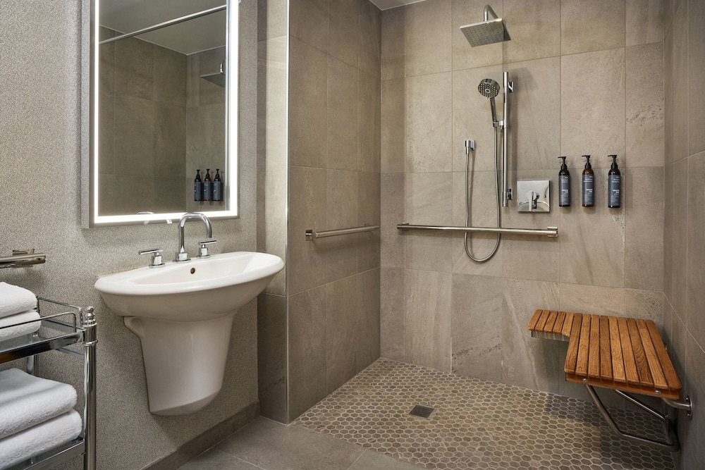 Deluxe Room, 2 Queen Beds (Mobility/Hearing Access, Roll-in Shwr) - Photo 5