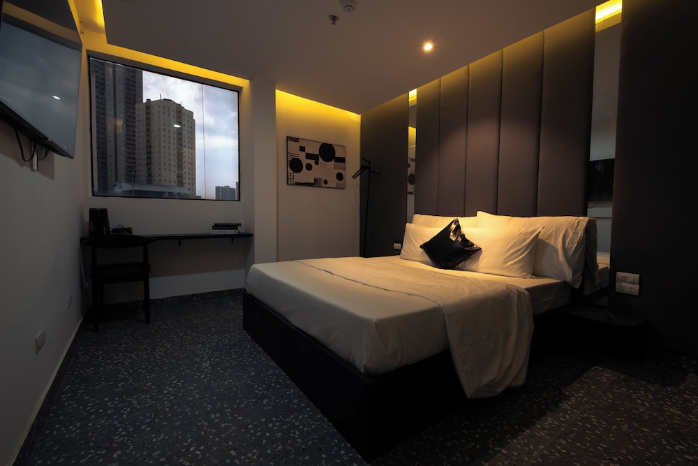 Deluxe Studio Suite, 1 Queen Bed, City View