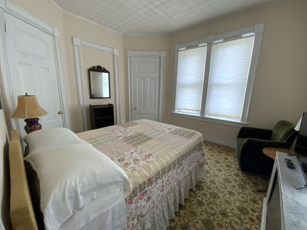 Classic Suite, 1 Queen Bed photo 3