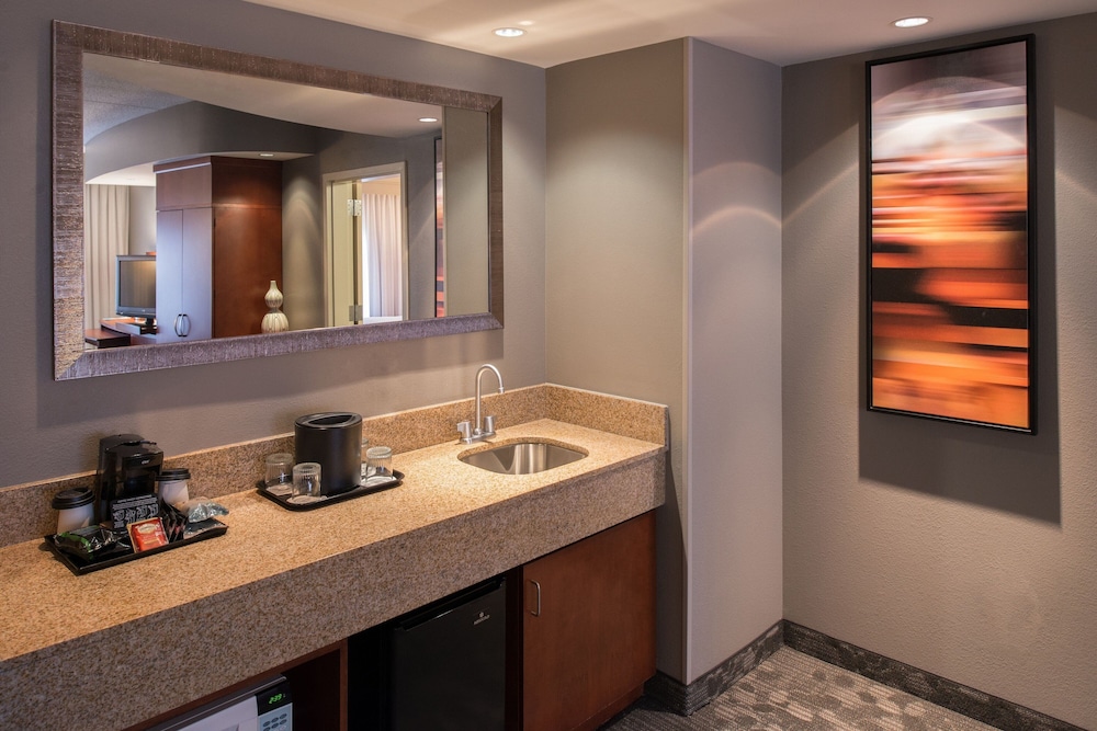 Suite, 1 Bedroom - Photo 3