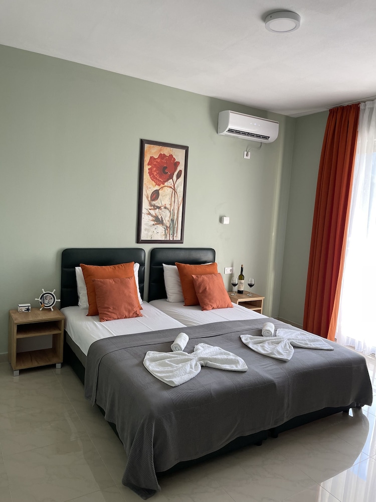 Classic Studio, 2 Twin Beds photo 1
