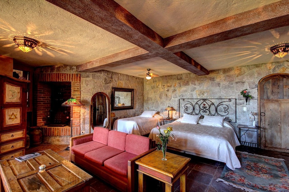 Standard Room, 1 Queen Bed photo 3